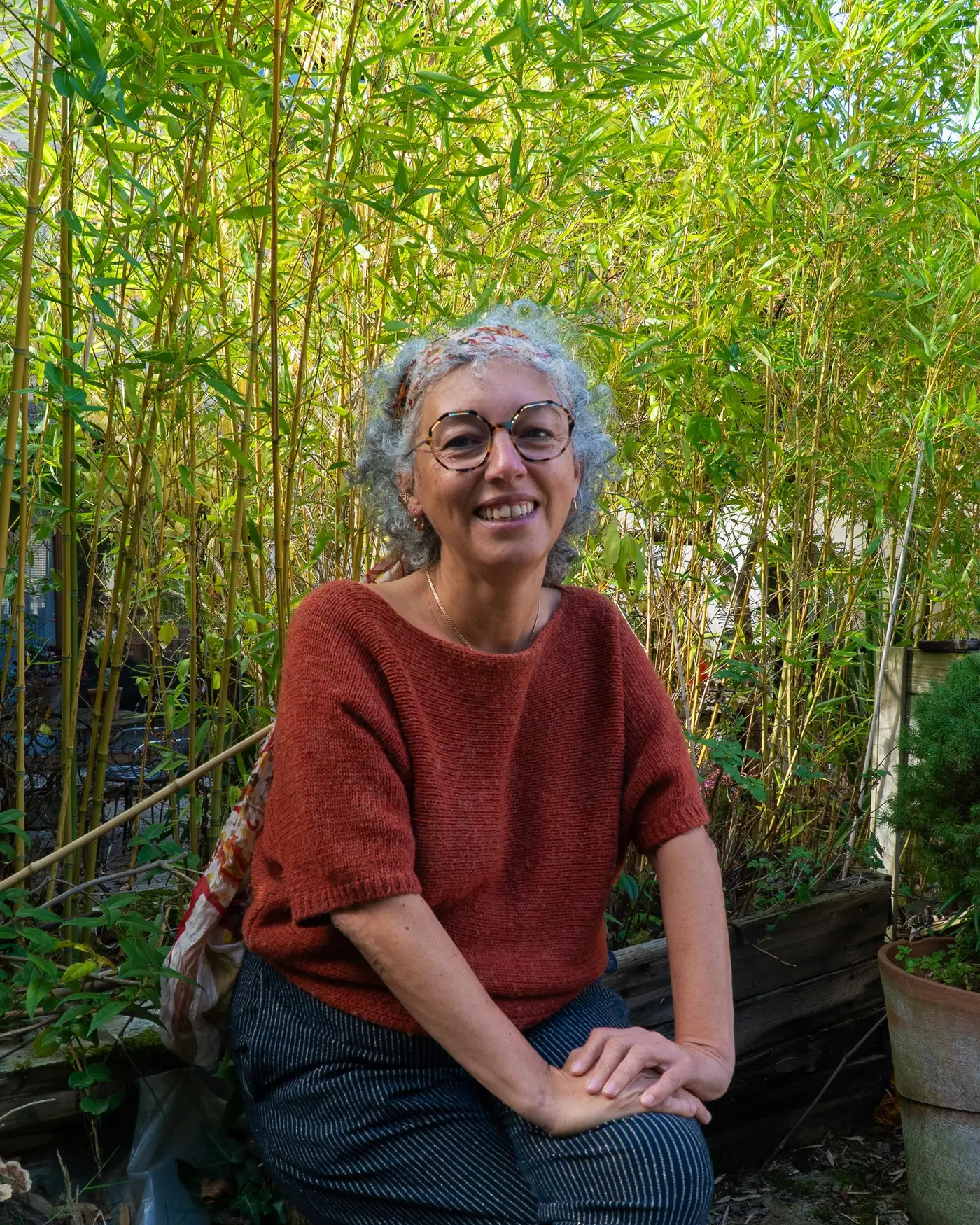 Karine, thérapeute énergéticienne à Châteaufort, souriante dans son jardin